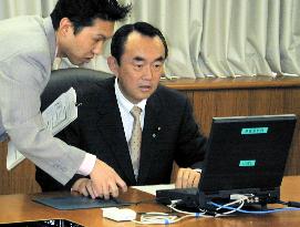 METI's Hiranuma demonstrates debut e-government procedure